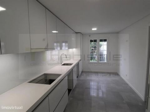 3-room property with high standard of finishes (work in progress). It has a terrace with 75m2, two bathrooms and two parking spaces. T2 equipped with: - Air conditioning in the living room and bedrooms; - solar panels; - Fully equipped kitchen; - 3 w...