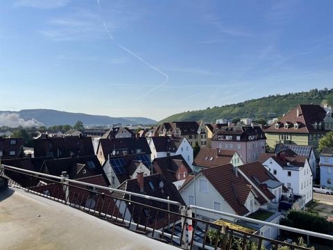 Zum Verkauf kommt eine wunderschöne 3 Zimmer Wohnung mit großem Balkon in Esslingen. Eine warme Atmosphäre spürt man beim Betreten dieser Wohnung sofort. Sie befindet sich in einem Mehrfamilienhaus mit 10 weiteren Parteien im 3. Stock von insgesamt 3...