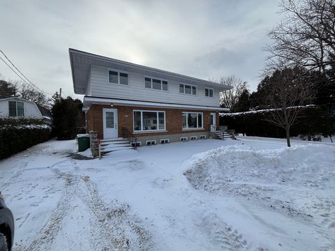 Schöne große Doppelhaushälfte, gut renoviert im Herzen des Dorfes Oka. Sie werden von der Größe der Räume und Fenster verführt sein. Elektrische Zwangsluftheizung, komplett neu gestaltete Küche mit Quarz-Arbeitsplatte und Kaffeeecke, neue Böden im Ob...