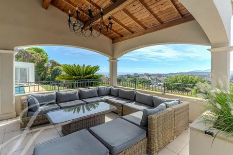 Co Exklusives Mandat ! Prächtige Familienbastide, komplett renoviert zu einem sehr hohen Standard, in dominanter Lage mit Panoramablick auf das Meer und die Esterel-Hügel. In der Nähe von Cannes verfügt diese nach Süd-Südwesten ausgerichtete Villa vo...