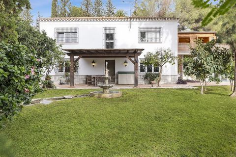 Luxurious and spacious 4 bedroom villa with extensive gardens, covered pool and panoramic views on the Sierra de Mijas. Luxury 4-Bedroom Villa in the Heart of Andalusia Nestled in the sought-after urbanisation of El Rodeo in Coin, this exceptional vi...