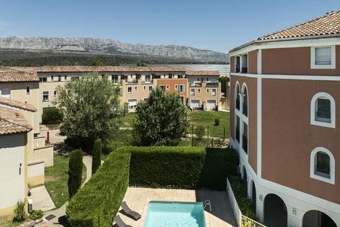 Gelegen aan de voet van Sainte Victoire in een bedrijvenpark, ligt de Résidence Garden & Stad Aix-en-Provence Rousset*** ligt op slechts 15 minuten van het centrum van Aix-en-Provence en 40 minuten van Marseille. In het zomerseizoen is er een buitenz...