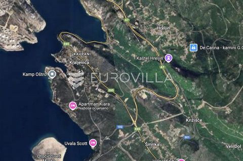 Kraljevica – Building plot in the town center suitable for multi-residential construction, located approximately 800 meters from well-known beaches in the Oštro camp and tourist area. The plot allows for the construction of four multi-residential bui...