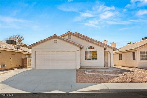 This move-in-ready single-story home offers a spacious, open floor plan and a host of modern upgrades. The living room boasts high ceilings, creating a bright and airy ambiance. The kitchen features sleek soft-close cabinets, upgraded laminate counte...