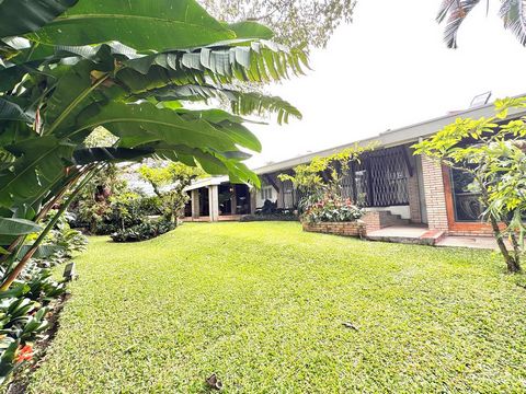 Casa en venta en Los Yoses, San Pedro, San José Costa Rica Esta propiedad, ubicada en una de las zonas más exclusivas y versátiles de Los Yoses, combina la comodidad de una residencia con el potencial de un espacio comercial. Construida hace 50 años,...