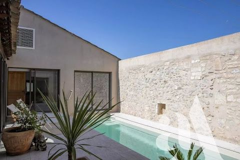 On the village square but in absolute calm, this stone house of approx. 200 m2 recently renovated with a contemporary take-aways/loft spirit stands out for its generous volumes and the brightness of its living rooms. The first floor hosts a vast room...