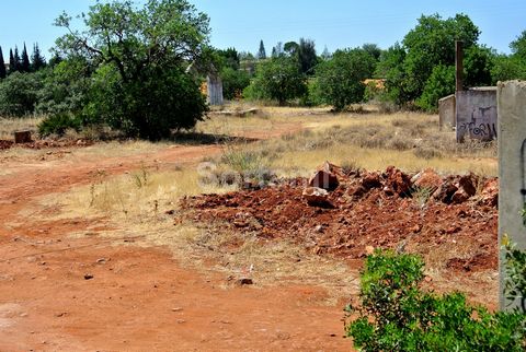 Building land in the area of Almancil With the existence of a ruin, this land consists of two parcels, with a total area of 16200sqm, on a flat slope. This property is located in an area very close to the center of Almancil and with good access, very...