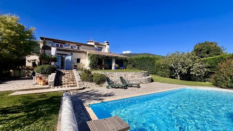 Située dans un quartier résidentiel, cette superbe villa jouit d'un calme absolu et d'un accès facile à Vence et Tourrettes-sur-Loup. Elle se compose ainsi : une entrée ouvrant sur un séjour avec cheminée, une cuisine neuve et entièrement équipée, et...