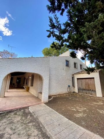 Dit grote landhuis 295 m heeft veel karakter en is geschikt voor een gezin dat van de natuur houdt maar niet te ver van een stad wil wonen Het heeft 5 ruime slaapkamers 2 badkamers een keuken en een woonkamer met een grote open haard voor de koude wi...