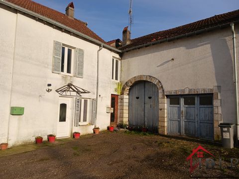 Pierre Jacquemin vous invite à découvrir ce lot de deux maisons situées à Gevigney-et-Mercey, idéal pour une personne seule, un couple, ou pour de l'investissement locatif.   Le premier bien est une maison d'habitation de 58m2. Au rez-de-chaussée, la...