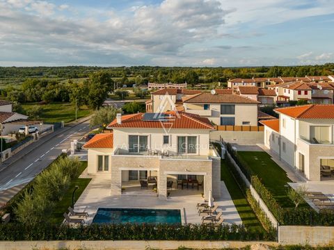 Esclusiva di ALPHA LUXE GROUP - Poreč, Istria: Splendida villa con panorama mozzafiato su mare e città Nella tranquilla località di Vabriga, vicino a Poreč in Istria, è in vendita una lussuosa villa, costruita nel 2022. Situata a soli 1 km dalle sple...