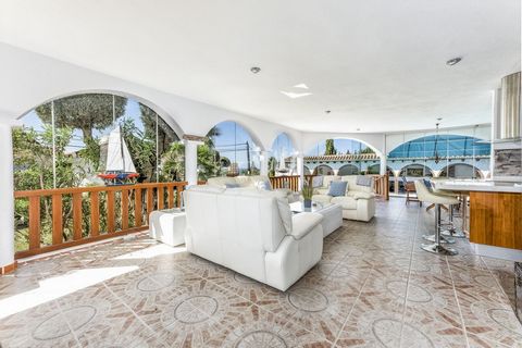 Wake up every day contemplating a unique spectacle: enjoy panoramic views of the sea and mountains from the comfort of your home. Luxury living in an exclusive environment: Located in the prestigious community of Torremuelle, this villa combines priv...