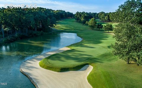 Seltene Gelegenheit, Ihr Haus in der richtigen Größe auf einem der wenigen verfügbaren Golfplatz-Grundstücke im Governors Club zu bauen. Begehrte, prestigeträchtige Wohnanlage mit einfachem Zugang zu UNC, Research Triangle Park, Raleigh Durham Airpor...