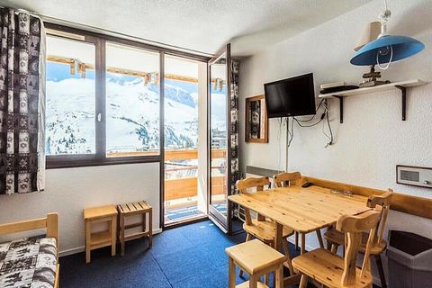 This cozy studio apartment in the heart of Avoriaz offers 25 m² of living space, comfortably accommodating up to 4 guests. The open-plan layout includes a living room with a kitchen area, a cabin sleeping space, a bathroom, and a separate toilet. Per...