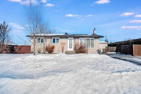 Turnkey bungalow! Renovated between 2015-2018 see renovation list in the seller's declaration. Parental accommodation with 2 bedrooms in the basement (1 bedroom with small window). Large gallery with sun shelters of 12.5x16. Superb corner lot, same o...