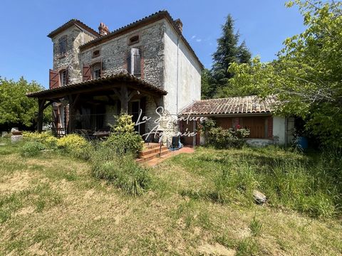 Gelegen in het charmante stadje Clermont Dessous, biedt dit prachtige stenen huis van 200m2 een uitzonderlijke leefomgeving. Genesteld op de hoogten van een heuvel, biedt dit pand een panoramisch en uitzonderlijk uitzicht, in een groene omgeving, met...