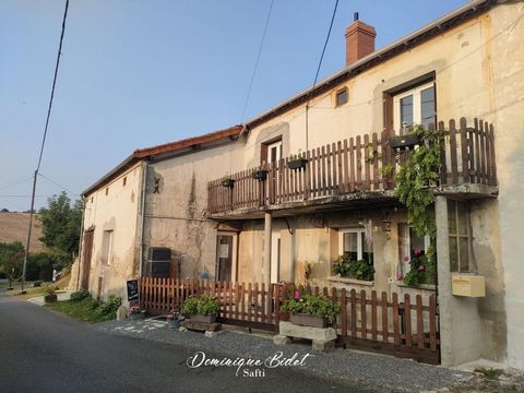 Petite merveille à 3 mn des commerces et des services dans ce hameau surplombant la commune centre-bourg de BELLENAVES à 2mn de la gare SNCF. Ce bien, un peu savoyard avec son balcon, rénové récemment bénéficie d'une vue extraordinaire et d'une tranq...