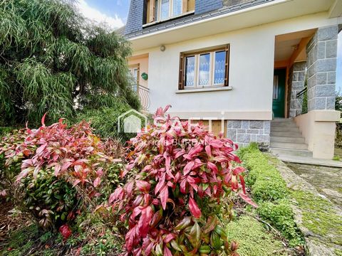 Située dans le charmant bourg de Noyal-Muzillac qui s’est vu attribué le label « Bourg du Patrimoine Rural de Bretagne «, cette maison offre un cadre de vie paisible et convivial, à seulement 15 minutes de la station balnéaire de Damgan et à 25 minut...