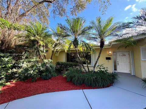 Beautiful 3BD/2BA split-level pool home in Pinecrest. Surrounded by lush tropical landscaping, this property offers a private oasis with mature fruit trees and serene outdoor spaces. Primary bedroom features ample storage and a private balcony. Kitch...