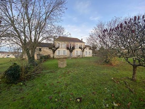 EXCLUSIVE 10 minutes from SAINTES in the town of PLASSAY Charente house of 161 m2 including 150 m2 of living space comprising: A dining room, a kitchen, a bedroom, a shower room with toilet, a pantry, cupboard. Upstairs: 4 bedrooms, a bathroom with t...