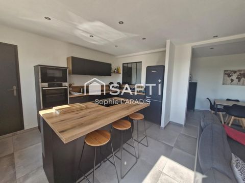 Appartement 2 pièces récemment rénové avec cuisine américaine et douche italienne, offrant une vue imprenable sur les montagnes. Situé dans un quartier agréable de Fayence, vous bénéficierez de toutes les commodités à proximité : commerces, écoles, r...