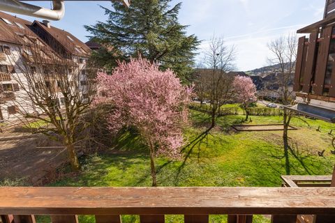 Poisy Centre - 9 km from Annecy - schools to the college and Sibra bus line - T3 of 72 m2 with cellar and parking Located on the 2nd floor with elevator of the 'Poisy Village' condominium built in 1977, this apartment comprises: an entrance, a living...