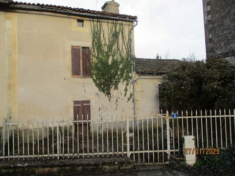 Maison comprenant:cuisine, salon, salle d'eau / toilettes, chambre, grenier, dépendances, jardin clos de 1215 m2 environ. Dépourvue de moyen de chauffage, Tout à L'égoût. Les informations sur les risques auxquels ce bien est exposé sont disponibles s...