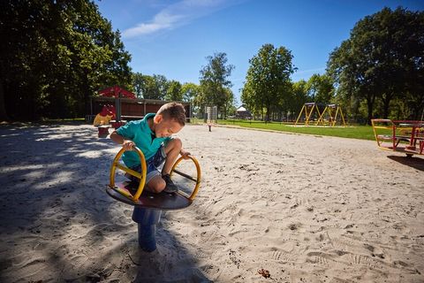 De vrijstaande, gethematiseerde boerderijvilla's staan verspreid over het ruim opgezette park. Ze zijn alle zeer comfortabel ingericht en beschikken over moderne gemakken als vloerverwarming en draadloos internet. Ze staan op grote kavels en zijn er ...