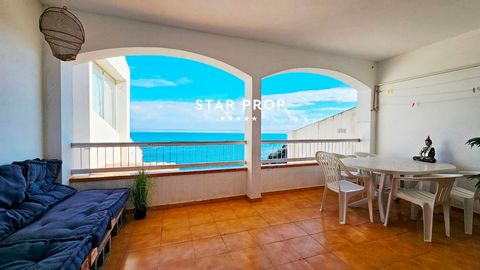 STAR PROP, die Immobilienagentur für schöne Häuser, präsentiert eine einzigartige Gelegenheit! Ein spektakuläres Penthouse in erster Strandlage, gelegen in der geschätzten Gegend des Cau del Llop in Llançà. Diese Wohnung, direkt am Strand gelegen, bi...