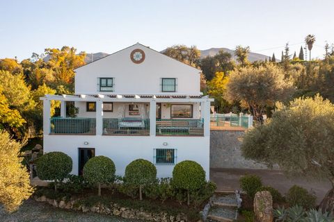 STUNNING VILLA WITH PANORAMIC MOUNTAIN VIEWS - ALHAURÍN EL GRANDE This beautiful villa offers a perfect mix of luxury, comfort, and breathtaking mountain views. Recently upgraded, it's an excellent choice for families looking for a modern home in one...