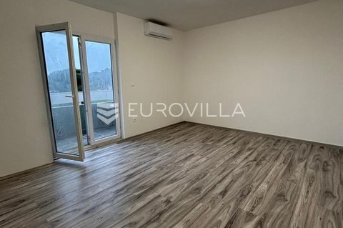 In the sought-after Vidikovac neighborhood, this one-bedroom apartment with a total size of 60 m2 is located. The apartment has the possibility of an additional bedroom and is completely renovated and is being sold unfurnished. It consists of a bedro...