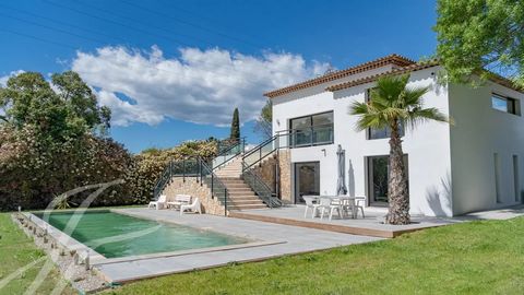 Exclusiva: situada en el prestigioso barrio de Saint Basile / La Peyrière, esta excepcional villa de unos 400 m², totalmente renovada y orientada al sur, ofrece un entorno de vida tranquilo y lujoso. La villa cuenta con una amplia zona de recepción, ...