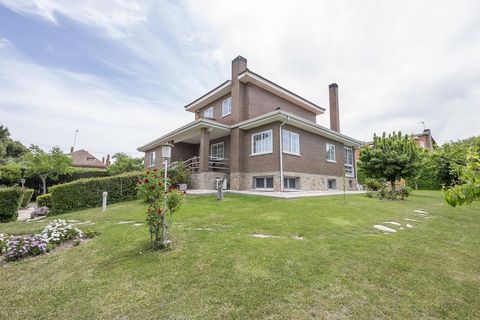 Cette villa se trouve à Villaviciosa de Odón, Madrid, à Campodón. Il s’agit d’une villa, construite en 1993, qui a 322 m2 et dispose de 9 chambres et 6 salles de bains. Il comprend une cuisine meublée et il comprend aire acondicionado, mazout, garage...