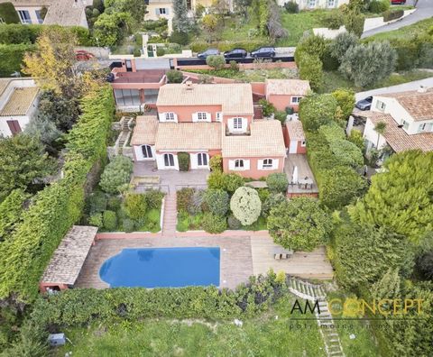 Located just 20 minutes from Nice city centre and the Promenade des Anglais In a green and peaceful setting, this sumptuous house of 207 m2 to which is added an extension of 35 m2 and a studio of 25 m2 will seduce you with its elegance and its top-of...