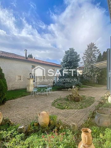 Venez découvrir cette ancienne ferme viticole à rénover à 10 minutes de Saint-Jean d'Angély et 30 minutes de Saintes. Comprenant une maison principale exposition plein SUD de 139 m2 composée ; sur un terrain clos et arboré de 2555m2 . Un parking de 1...