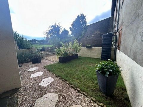 House in the heart of the Bourbonnaise mountain, in Chatel Montagne. Located 5 km from shops/doctors, 30 minutes from Vichy, house consisting of a main room with open and equipped kitchen of 40 m2 and separate toilet. Upstairs, 2 bedrooms and bathroo...