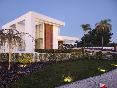 We presenteren een luxe villa met zes suites, modern design en uitstekende afwerking. Gelegen in de prestigieuze Private Condominium Quinta do Perú Golf & Country Club, biedt deze residentie, met een grote blootstelling aan de zon, een scala aan excl...