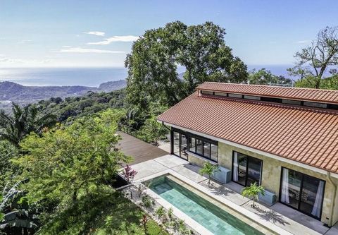 Casa de la Alegría, ou « Maison du bonheur », est une retraite de style ranch unique en son genre qui allie le design d’une ferme rustique de l’Arizona à des accents tropicaux vibrants. Nichée dans le quartier exclusif de Boca del Toro, cette maison ...