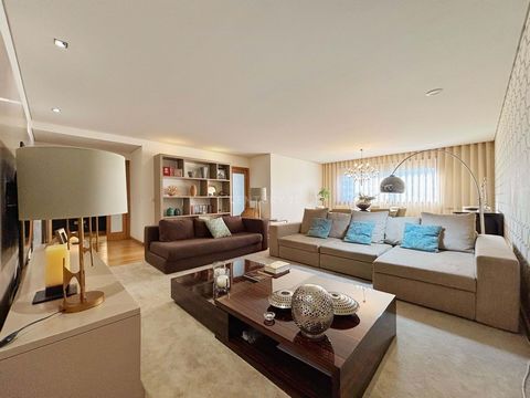 Excellent 4-bedroom flat in the Sagrada Família Condominium, on Rua Roberto Ivens, 250 metres from Matosinhos beach. This flat, with top quality finishes, has a useful area of 207m2, offering very large areas in all rooms and circulation areas, bring...