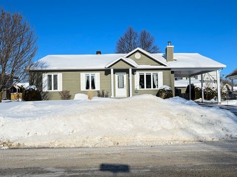 Découvrez cette jolie propriété bien entretenue ! Elle offre 2 chambres au rez-de-chaussée, 1 chambre au sous-sol, 2 salles de bain, ainsi qu'une aire de vie à aire ouverte baignée de lumière naturelle. Vous y trouverez également une salle familiale ...