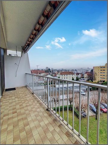 Situé à l'entrée de fontaine les dijon, dans le quartier jouvence, c'est dans un environnement privilégié que se situe cet appartement de type 3 (ex T4) de 84m2 au 4ème étage sur cinq avec ascenseur. L'immeuble fait partie d’une petite copropriété, b...