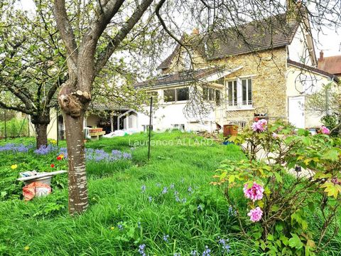 Située dans la commune paisible de Champagne-sur-Oise (95660), cette propriété offre un cadre de vie agréable et tranquille, idéal pour les familles cherchant un équilibre entre la proximité de la nature et des commodités urbaines. La localité bénéfi...