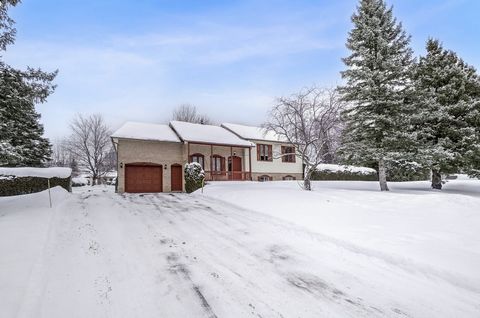 Propriété bien entretenue par son propriétaire d'origine qui l'habite depuis 40 ans et située dans un quartier paisible de Prévost, près de la route 117. Ce jolie bungalow de 4 CC(s) et 2 SDB(s) avec garage, est une propriété clef en mains et saura s...