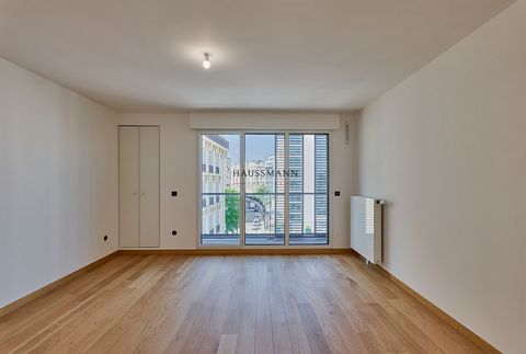 Located in the 17th arrondissement, close to transport and shops, in a luxury building with elevator and secure, we offer you this 65 m2 apartment on the second floor with loggia. It is composed as follows: an entrance, a living room with kitchen, tw...