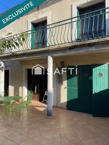 Située dans la charmante ville d'Arles (13200), cette maison de caractère bénéficie d'un emplacement idéal à proximité du centre-ville, des écoles et des transports en commun tels que les bus. Dotée d'une façade enduite et d'une toiture en tuile méca...