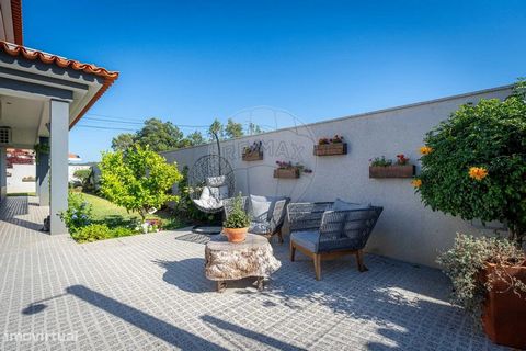 Lussuosa villa con 4 camere da letto e piscina in vendita per € 610.000. Questa villa indipendente di 3 piani e 3 suite si trova nella parrocchia di Lourosa, Comune di Santa Maria da Feira, molto vicino ai principali accessi alla zona e vicino al com...