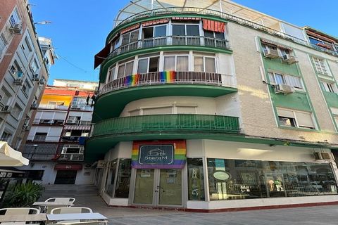 Questo appartamento offre un appartamento accogliente e ben attrezzato nel cuore di Torremolinos, perfetto per coloro che desiderano godersi la soleggiata Costa del Sol. Con la sua spaziosa terrazza, gli ospiti possono rilassarsi all'aperto e godersi...