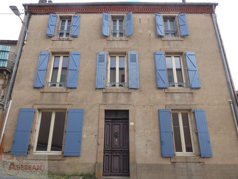 TARN (81) Te koop in Cordes-sur-ciel dit huis van circa 185m². Op de begane grond: de entree met een doorlopende gang die de keuken, eetkamer en woonkamer verdeelt. Een tussenoverloop met toilet en doucheruimte. Op de eerste verdieping: drie ruime sl...