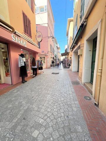 FOR SALE: Leasehold in the heart of rue Siat Marcellin in Sanary sur Mer, a stone's throw from the port! This street is a real treasure, highly prized by all! Recently renovated, this premises offers a clean and welcoming setting to attract your futu...