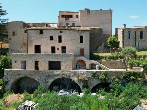 BARNES présente en exclusivité cette belle maison de village à rénover à Madremanya, un petit village rural de la région de Gironés, dont le territoire est limitrophe du Baix Empordà. La propriété est située au centre du village, avec vue sur les cha...